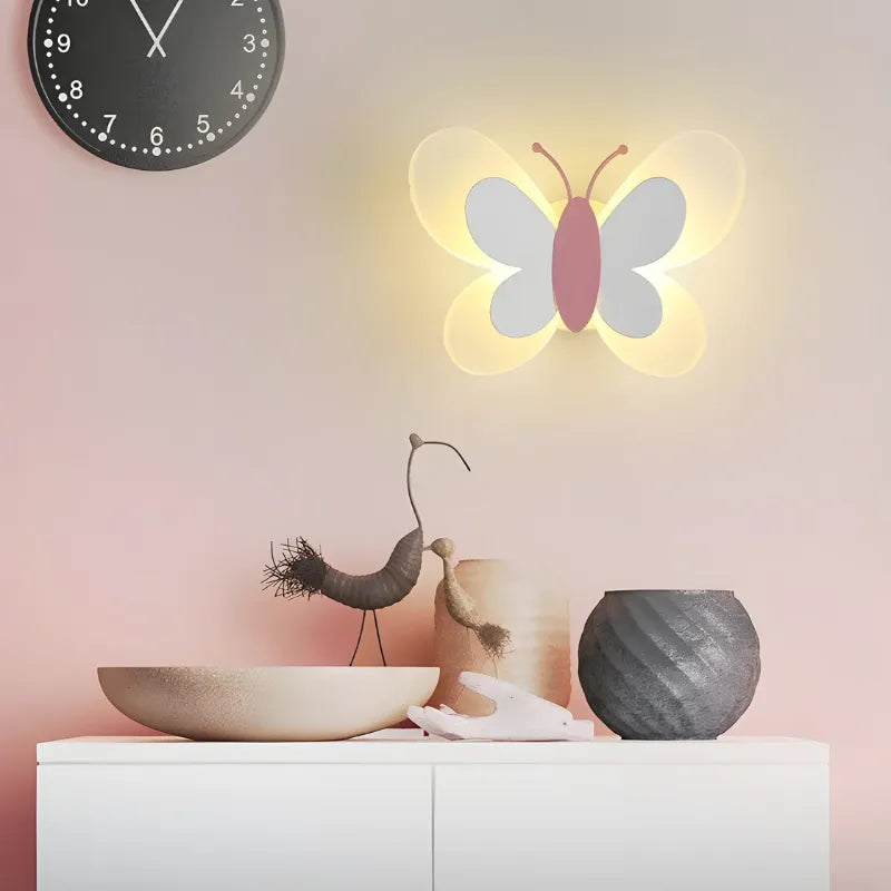 Applique murale LED moderne en forme de papillon, éclairage décoratif pour intérieur, de la marque Luminaire Essenza.