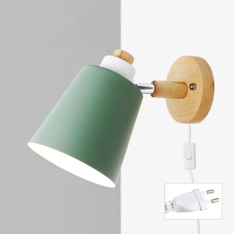 Applique murale LED nordique en fer vert, design minimaliste et moderne pour décoration intérieure.