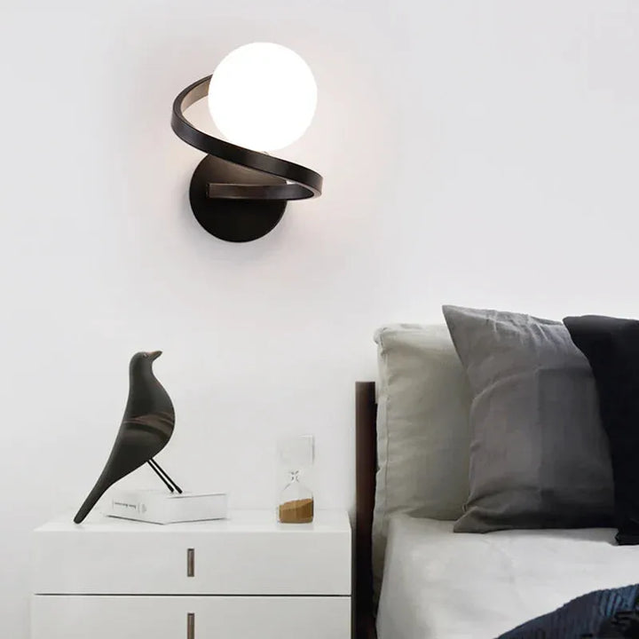 Applique murale LED sphérique Luminaire Essenza, design nordique, or et blanc froid, éclairage moderne pour intérieur.