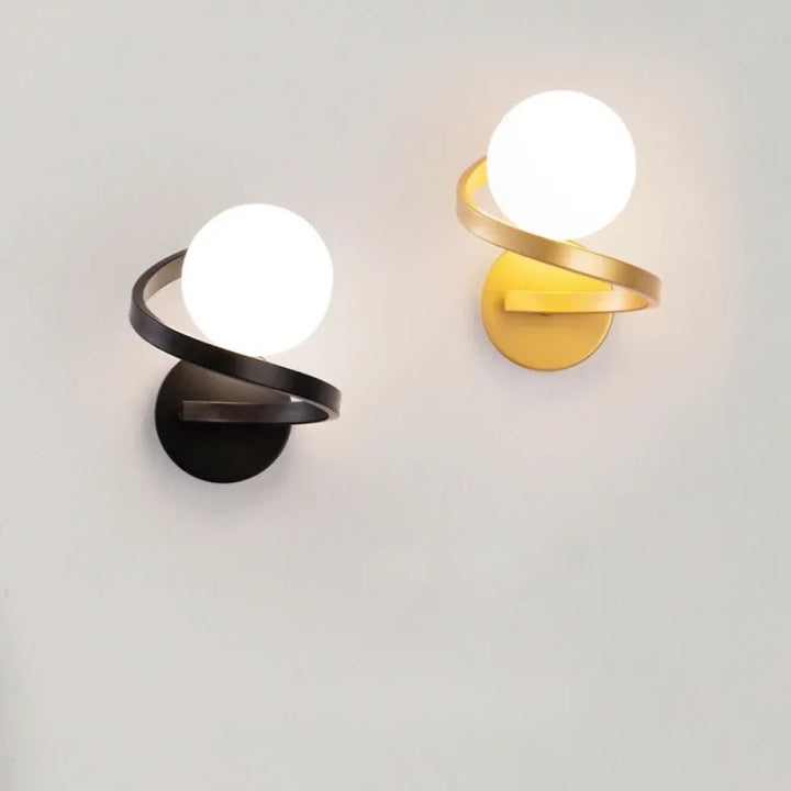 Applique murale LED nordique sphérique Luminaire Essenza avec finition or et lumière blanche froide.