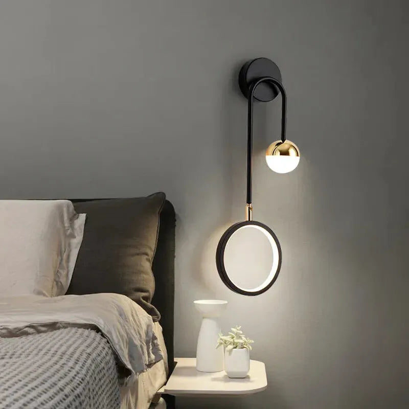 Applique murale LED pour chambre en forme de cercle de la marque Luminaire Essenza, éclairage moderne et élégant.