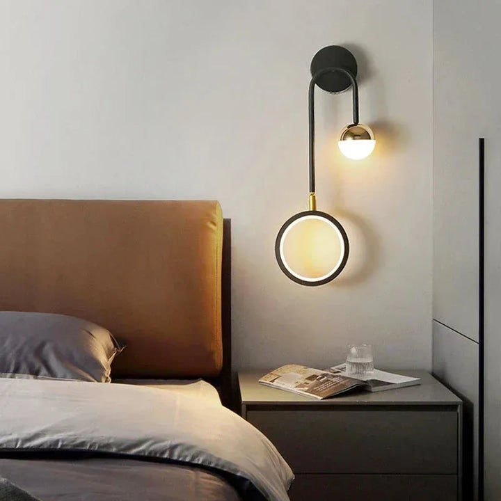 Applique murale LED pour chambre en forme de cercle, moderne et élégante, de la marque Luminaire Essenza.
