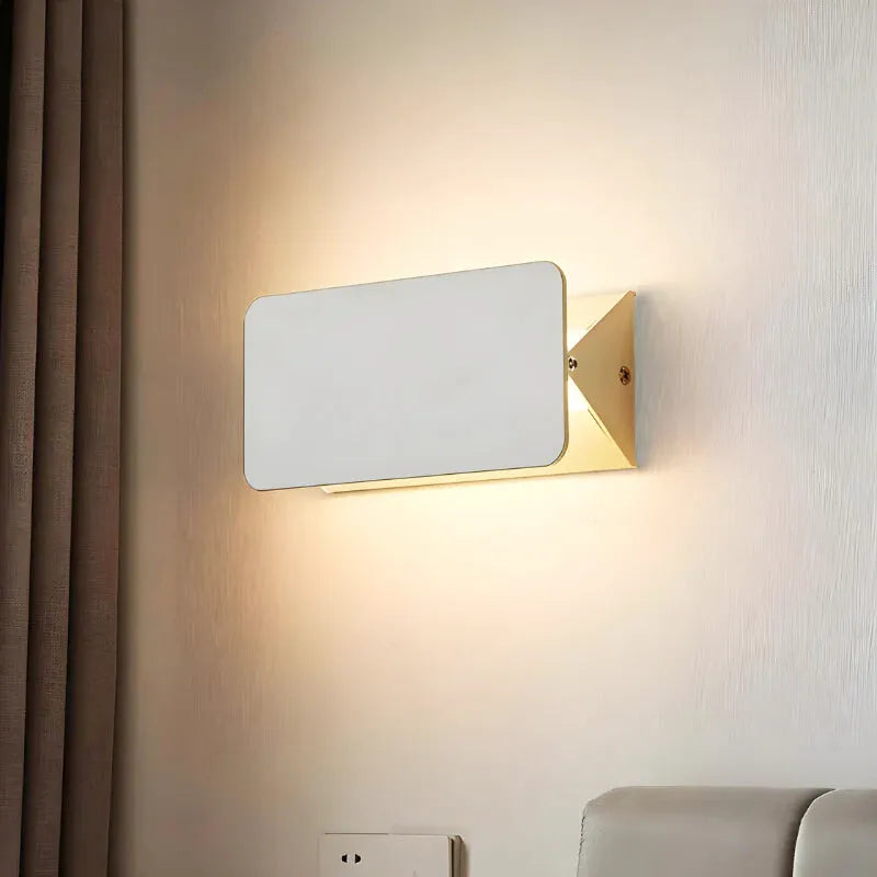 Applique murale LED rectangulaire Luminaire Essenza, ajustable, blanc chaud 3000K, 16 cm de long, moderne et élégante.