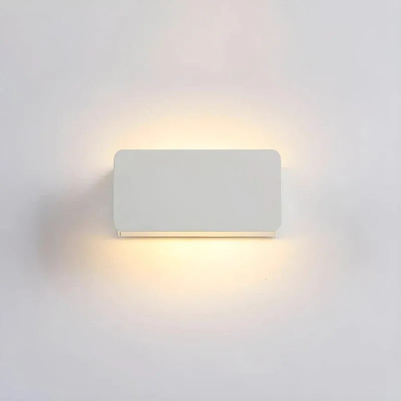 Applique murale LED rectangulaire ajustable Luminaire Essenza, 16 cm, blanc chaud 3000K, moderne et élégante pour intérieur.
