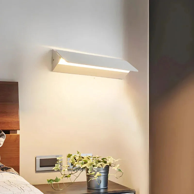 Applique murale LED rectangulaire ajustable Luminaire Essenza, blanc chaud 3000K, 16 cm, moderne et élégante.