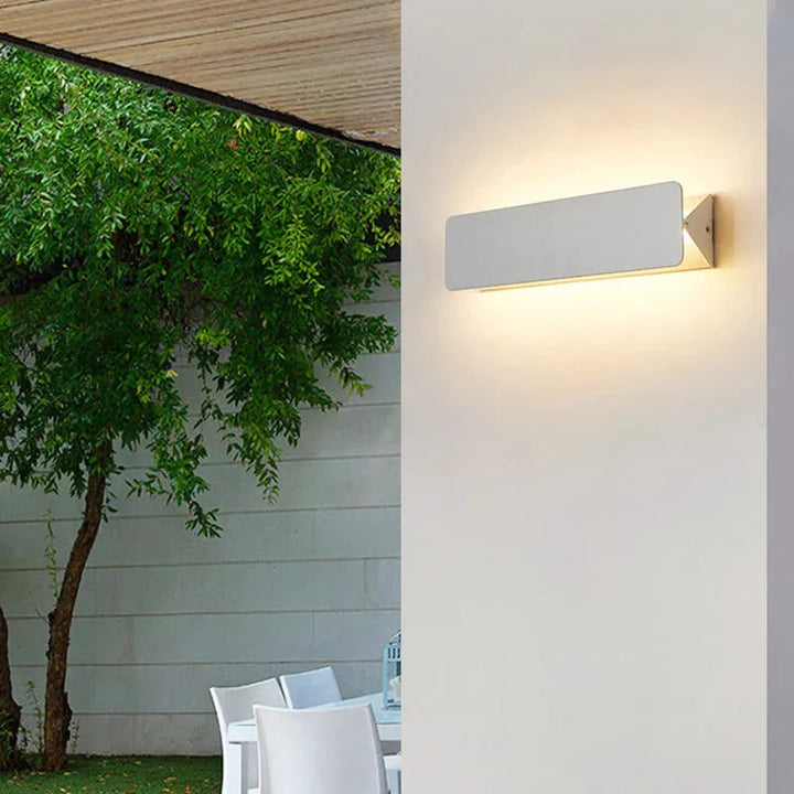 Applique Murale LED rectangulaire Luminaire Essenza, ajustable, blanc chaud 3000K, 16 cm, moderne et élégante.