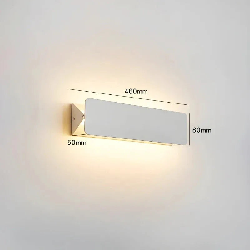 Applique murale LED rectangulaire Luminaire Essenza, ajustable, blanc chaud 3000K, 46 cm de long, moderne et élégante.