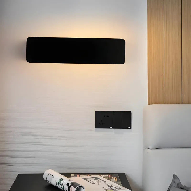 Applique murale LED rectangulaire noire ajustable de 16 cm, lumière blanc chaud 3000K, par Luminaire Essenza.