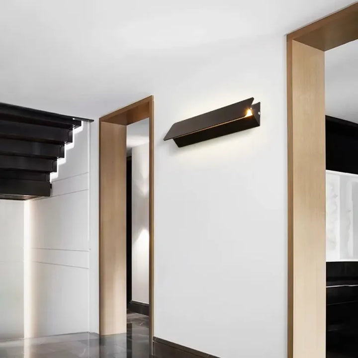 Applique murale LED rectangulaire noire ajustable de 16 cm avec éclairage blanc chaud 3000K, par Luminaire Essenza.