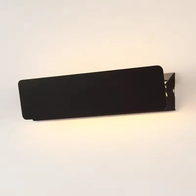 Applique murale LED rectangulaire noire ajustable de 16 cm, lumière blanc chaud 3000K, par Luminaire Essenza.