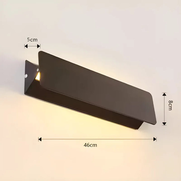 Applique murale LED rectangulaire noire ajustable de 46 cm, lumière blanc chaud 3000K, par Luminaire Essenza.