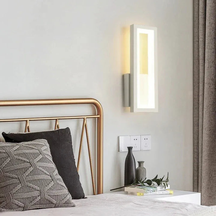 Applique murale LED rectangulaire décorative minimaliste de Luminaire Essenza, éclairage moderne pour intérieur.