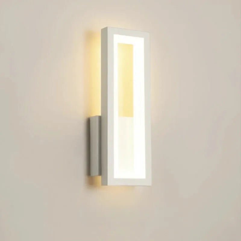 Applique murale LED rectangulaire Luminaire Essenza, design minimaliste, lumière blanche chaude, décoration moderne pour mur intérieur.