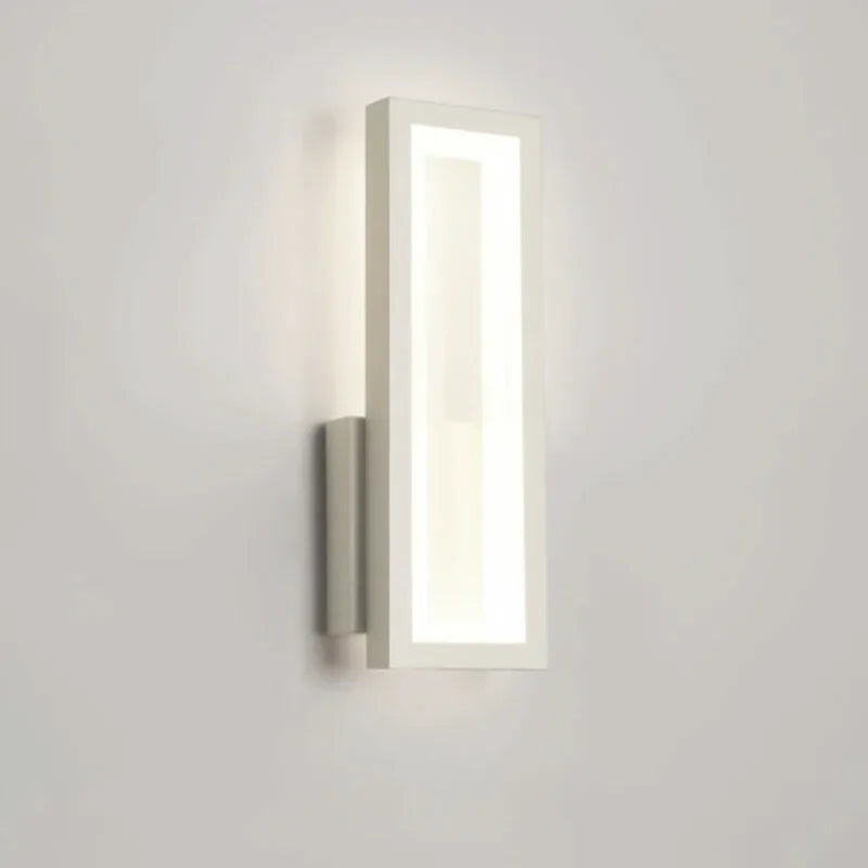 Applique murale LED rectangulaire blanche, décorative et minimaliste, éclairage blanc froid pour intérieur moderne.