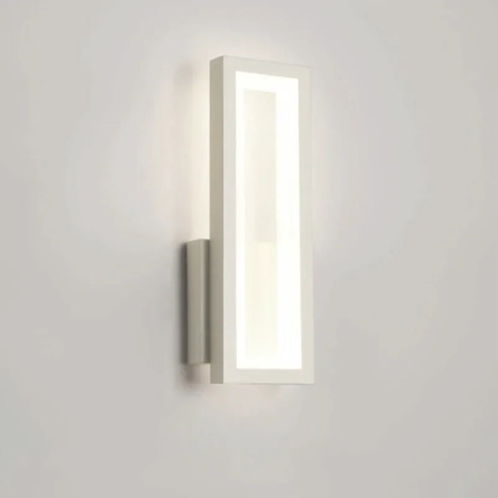Applique murale LED rectangulaire blanche, décorative et minimaliste, éclairage blanc froid pour intérieur moderne.