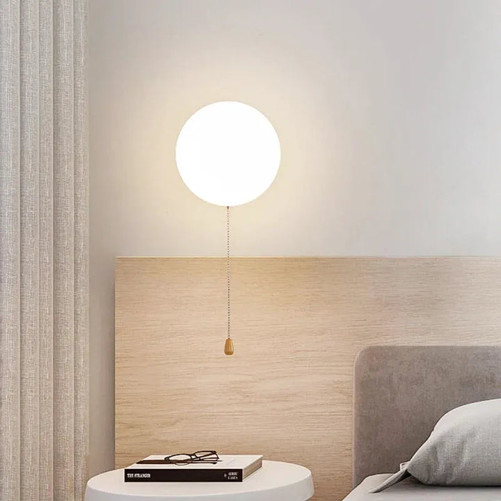Applique murale LED ronde en verre blanc chaud avec interrupteur, style nordique, de la marque Luminaire Essenza.