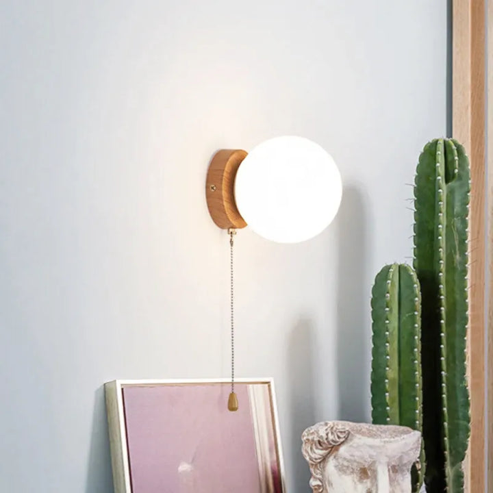 Applique murale LED ronde en verre blanc chaud de style nordique avec interrupteur, par Luminaire Essenza.