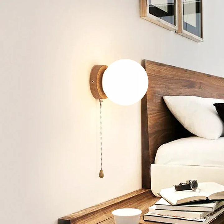Applique murale LED ronde en verre blanc avec interrupteur, design nordique, lumière blanc chaud, marque Luminaire Essenza.