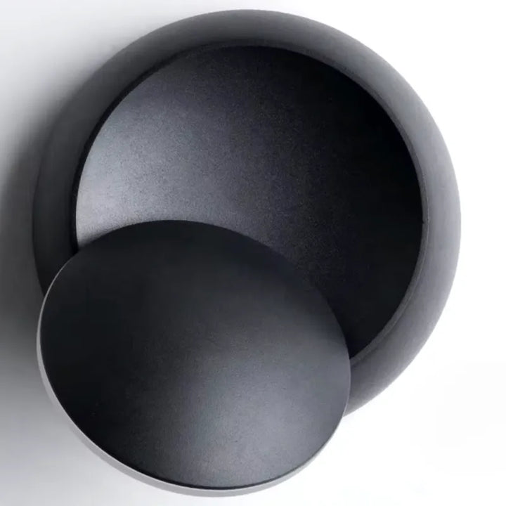Applique murale LED rotative 350° Luminaire Essenza, moderne et décorative, en noir ou blanc avec éclairage chaud ou neutre.
