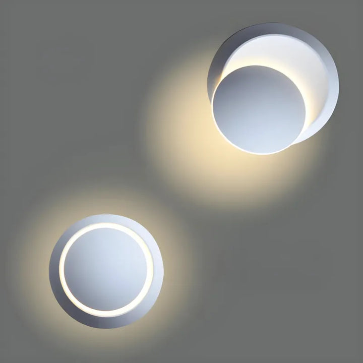 Applique murale LED rotative moderne Luminaire Essenza, design noir et blanc, éclairage chaud 2700K à 3500K.