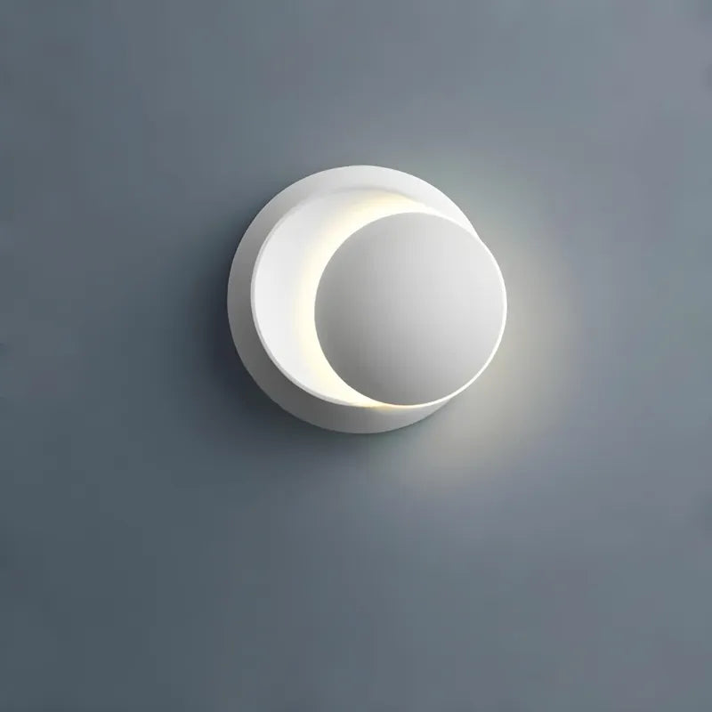 Applique murale LED rotative Luminaire Essenza, moderne et décorative, noir ou blanc, éclairage chaud ou neutre, design élégant.