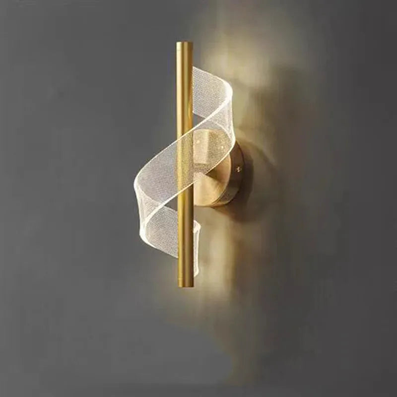 Applique murale LED rotative de style scandinave de Luminaire Essenza, avec bras ajustables et design épuré.