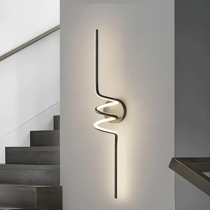 Applique murale LED noire de 60 cm pour salon, design minimaliste et élégant, lumière blanc chaud 2700-3500K, marque Luminaire Essenza.