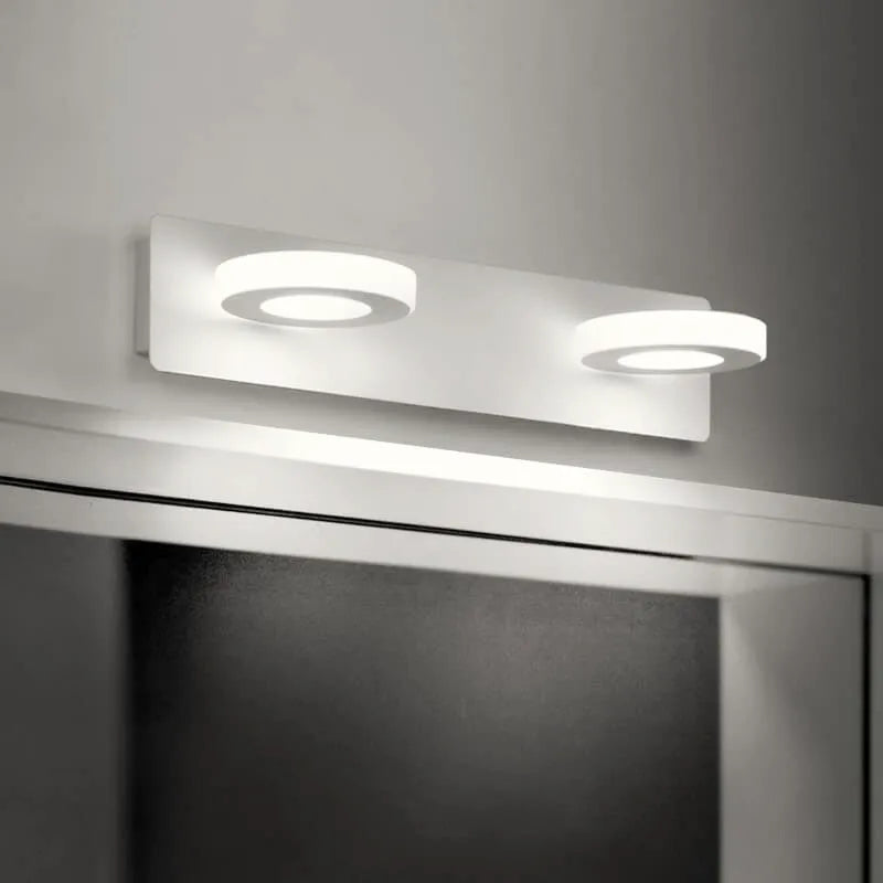 Applique murale avec miroir LED pour salle de bain, luminaires Essenza, éclairage moderne et design élégant.