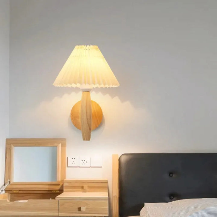 Applique murale moderne en bois blanc chaud de Luminaire Essenza, design élégant pour décoration intérieure.