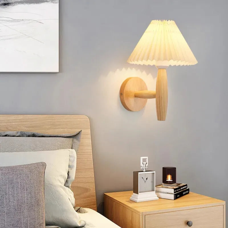Applique murale moderne en bois flotté blanc chaud de la marque Luminaire Essenza, design épuré et élégant pour intérieur.