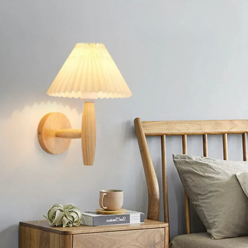 Applique murale moderne Luminaire Essenza en bois flotté blanc chaud, design élégant pour décoration intérieure.