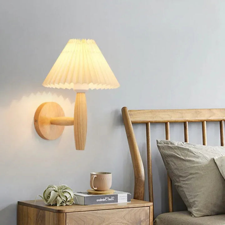 Applique murale moderne Luminaire Essenza en bois flotté blanc chaud, design élégant pour décoration intérieure.