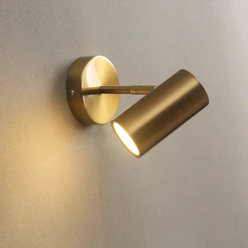 Applique murale moderne scandinave Luminaire Essenza avec abat-jour blanc et finition en bois clair, idéale pour décoration intérieure.
