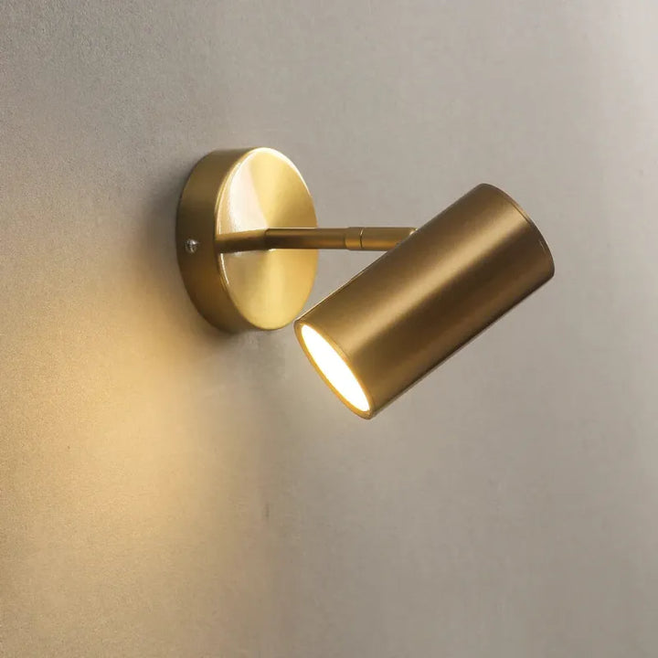 Applique murale moderne scandinave Luminaire Essenza avec abat-jour blanc et finition en bois clair, idéale pour décoration intérieure.