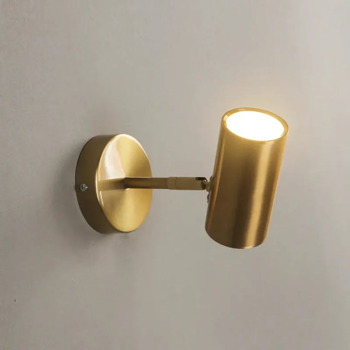 Applique murale moderne Scandinave Luminaire Essenza avec abat-jour blanc et design épuré pour décoration intérieure.