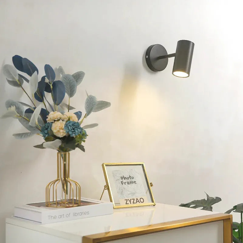 Applique murale moderne scandinave de Luminaire Essenza, design épuré avec éclairage doux, fixation au mur en style contemporain.