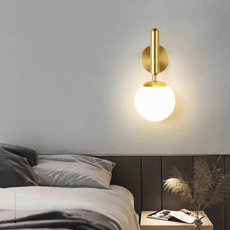 Applique murale moderne sphérique en or de Luminaire Essenza, design élégant pour décoration intérieure.