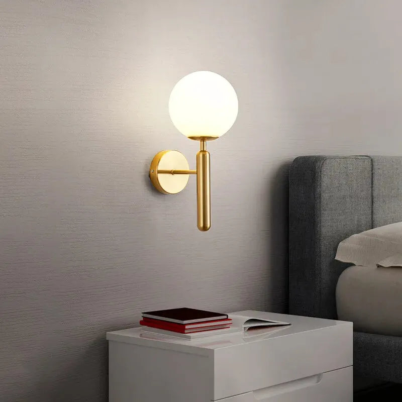 Applique murale moderne sphérique Luminaire Essenza en finition dorée, design élégant pour décoration intérieure.