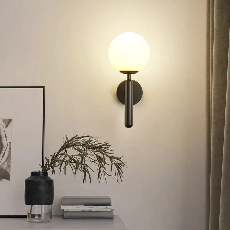 Applique murale moderne sphérique en or de la marque Luminaire Essenza, éclairage décoratif pour intérieur.