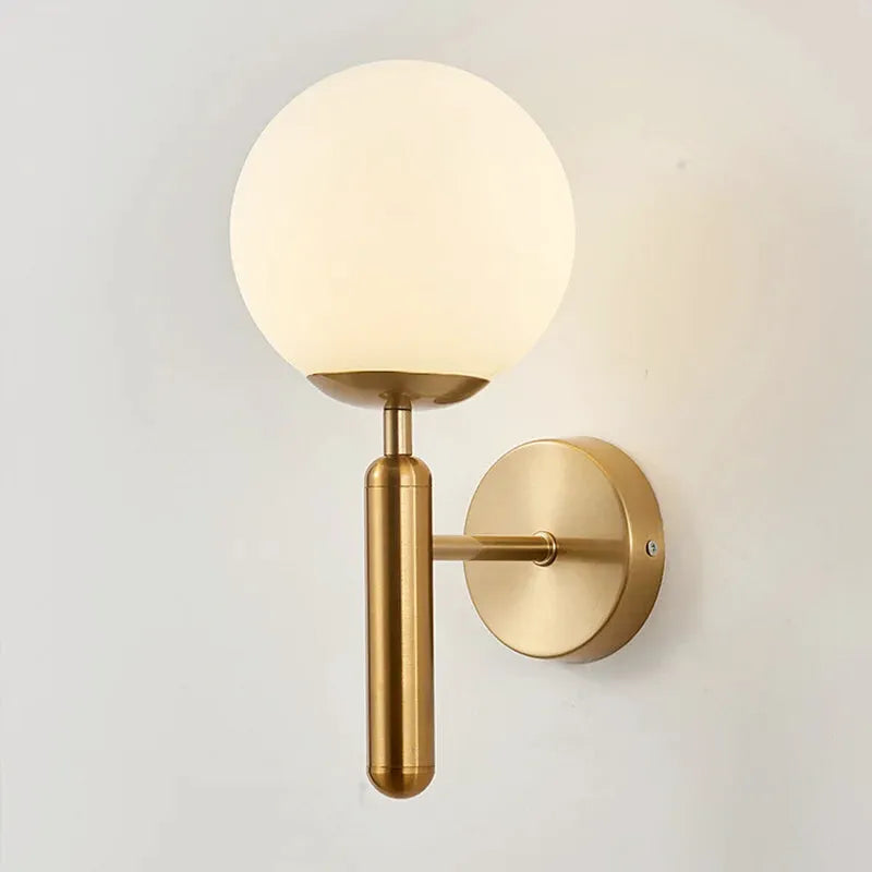 Applique murale moderne sphérique de Luminaire Essenza avec finition dorée, éclairage élégant pour intérieur contemporain.