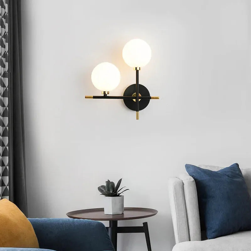 Applique murale nordique Luminaire Essenza à double globe en métal blanc, parfait pour une décoration moderne et élégante.