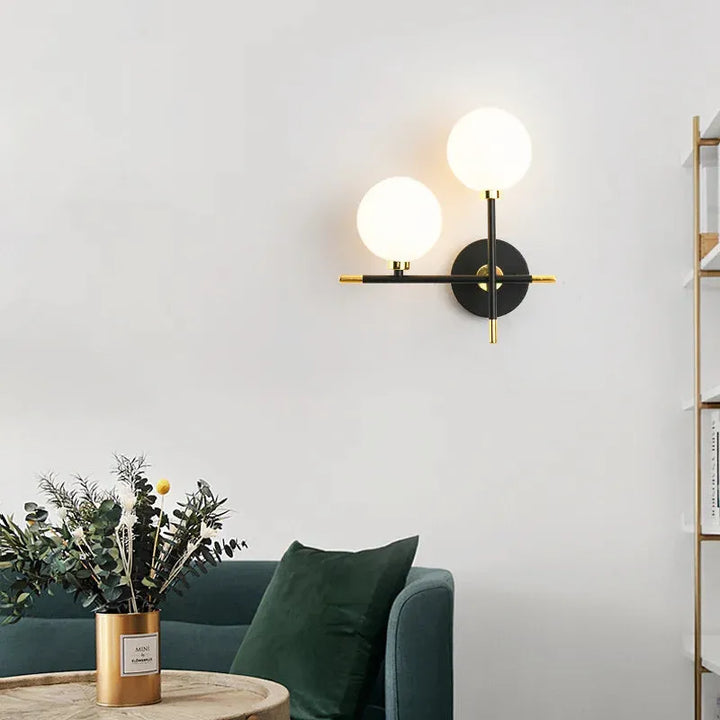 Applique murale nordique Luminaire Essenza avec deux globes en verre, design moderne et élégant pour décoration intérieure.