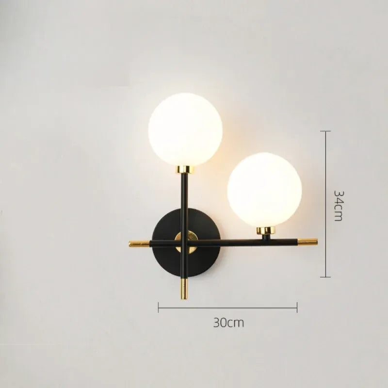 Applique murale nordique Luminaire Essenza à double globe blanc chaud, éclairage chaleureux pour intérieur moderne.