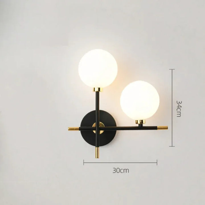 Applique murale nordique Luminaire Essenza à double globe blanc chaud, éclairage chaleureux pour intérieur moderne.