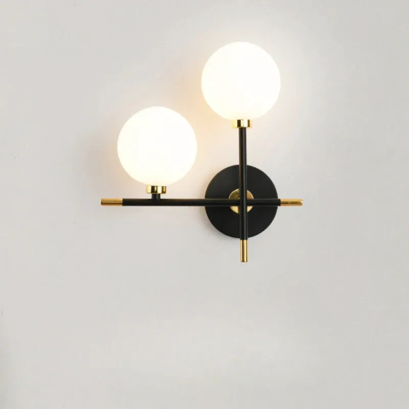 Applique murale nordique Luminaire Essenza à double globe blanc chaud, design moderne pour éclairage intérieur.