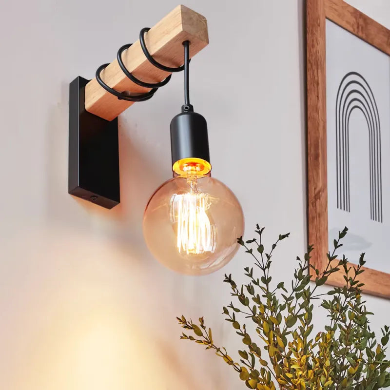 Applique murale nordique minimaliste en bois et fer noir, design épuré et moderne pour décoration intérieure.