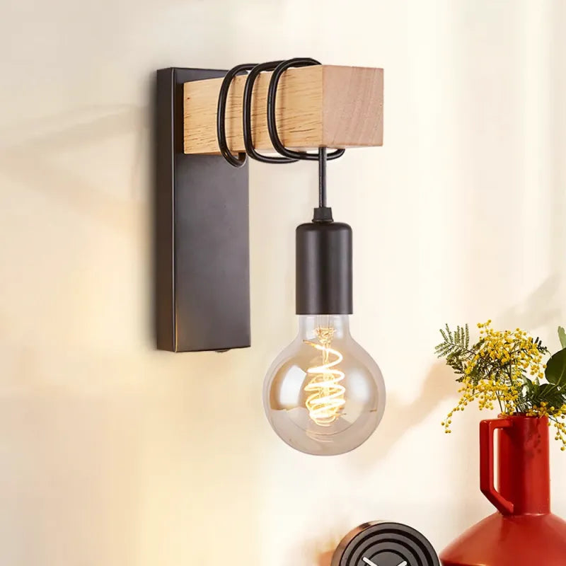 Applique murale nordique minimaliste en bois et fer noir, design élégant pour décoration intérieure moderne.