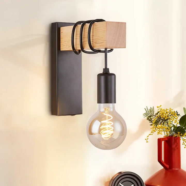 Applique murale nordique minimaliste en bois et fer noir, design élégant pour décoration intérieure moderne.