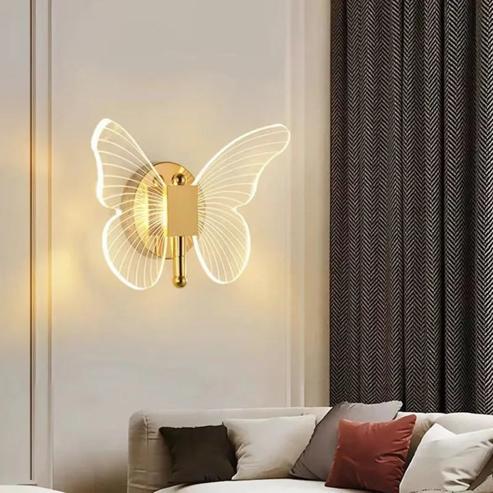 Applique murale en métal et acrylique avec motif papillon LED, disponible en trois couleurs, par Luminaire Essenza.