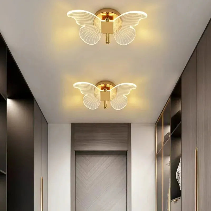 Applique murale Papillon LED en métal et acrylique, avec éclairage à trois couleurs, design élégant et moderne de Luminaire Essenza.
